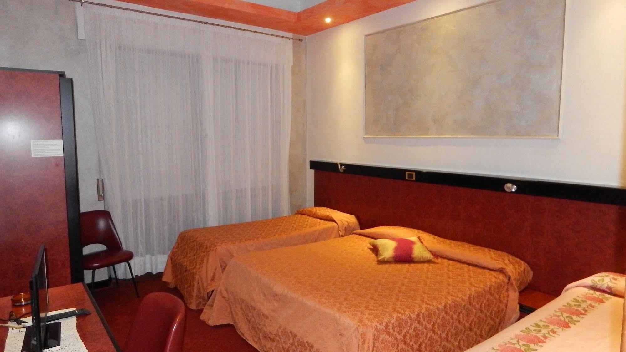 Hotel Royal วิเวโรเน ภายนอก รูปภาพ