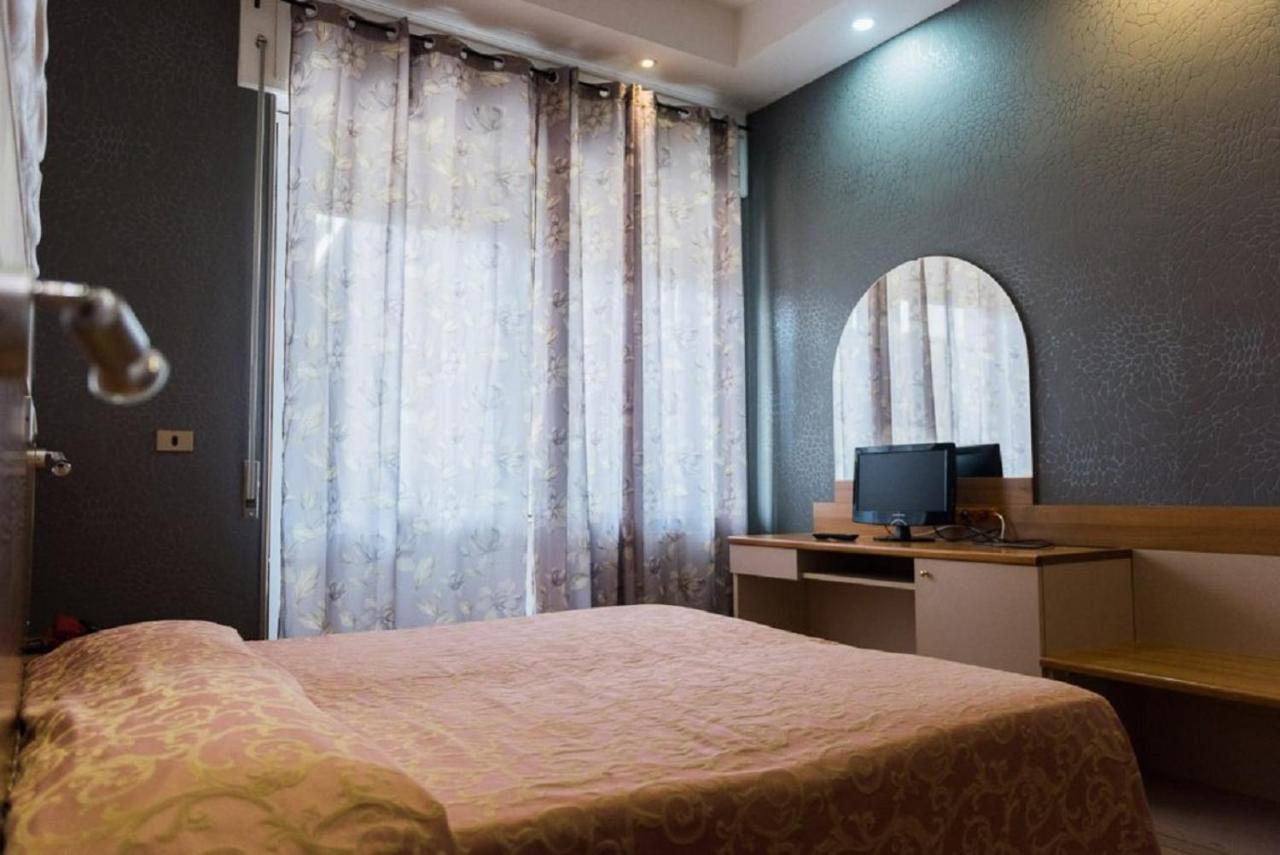 Hotel Royal วิเวโรเน ภายนอก รูปภาพ